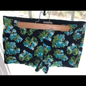 Floral design twill shorts